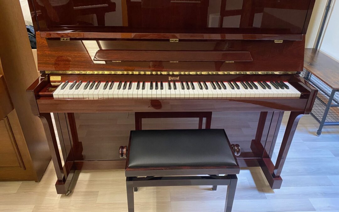 Piano droit Petrof